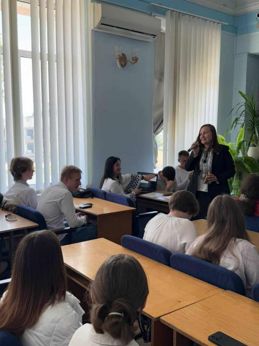 «Ми допомагаємо зростати тим, хто завтра змінюватиме Україну». Освітяни розповіли про свої здобутки, уроки і виклики під час війни.