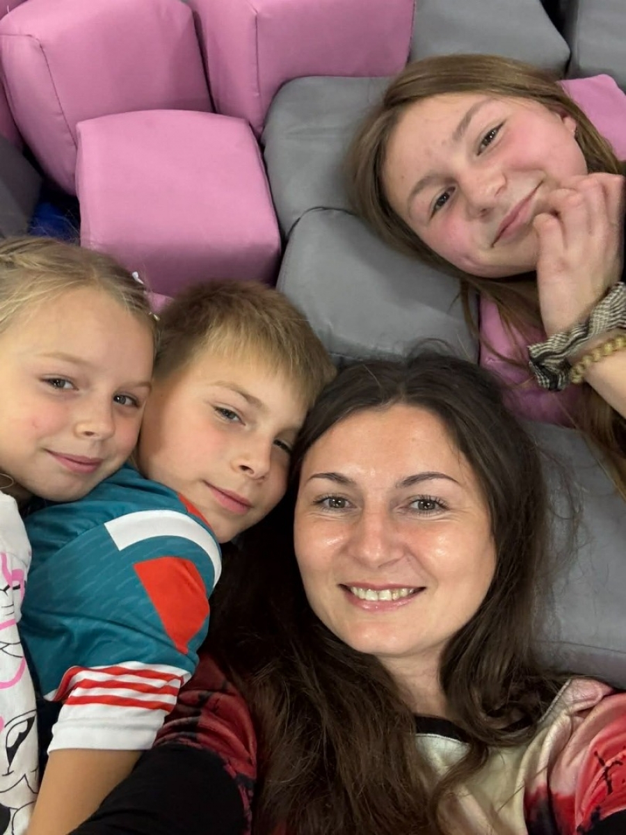 «Дітям потрібні не айфони, а увага батьків»