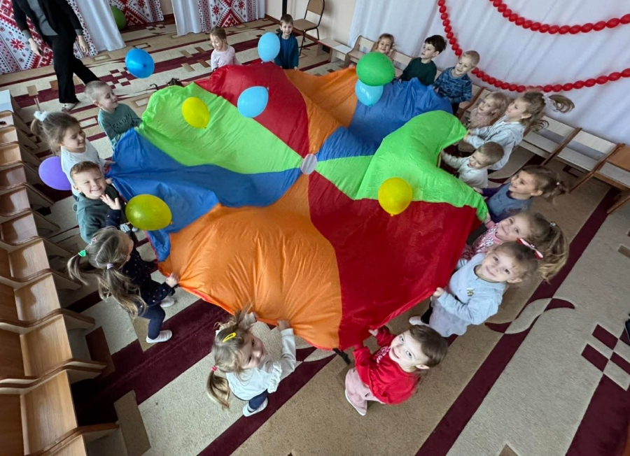 «Дітям потрібні не айфони, а увага батьків»