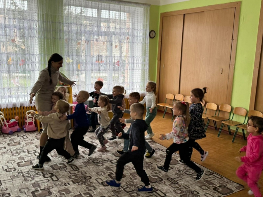 «Дітям потрібні не айфони, а увага батьків»