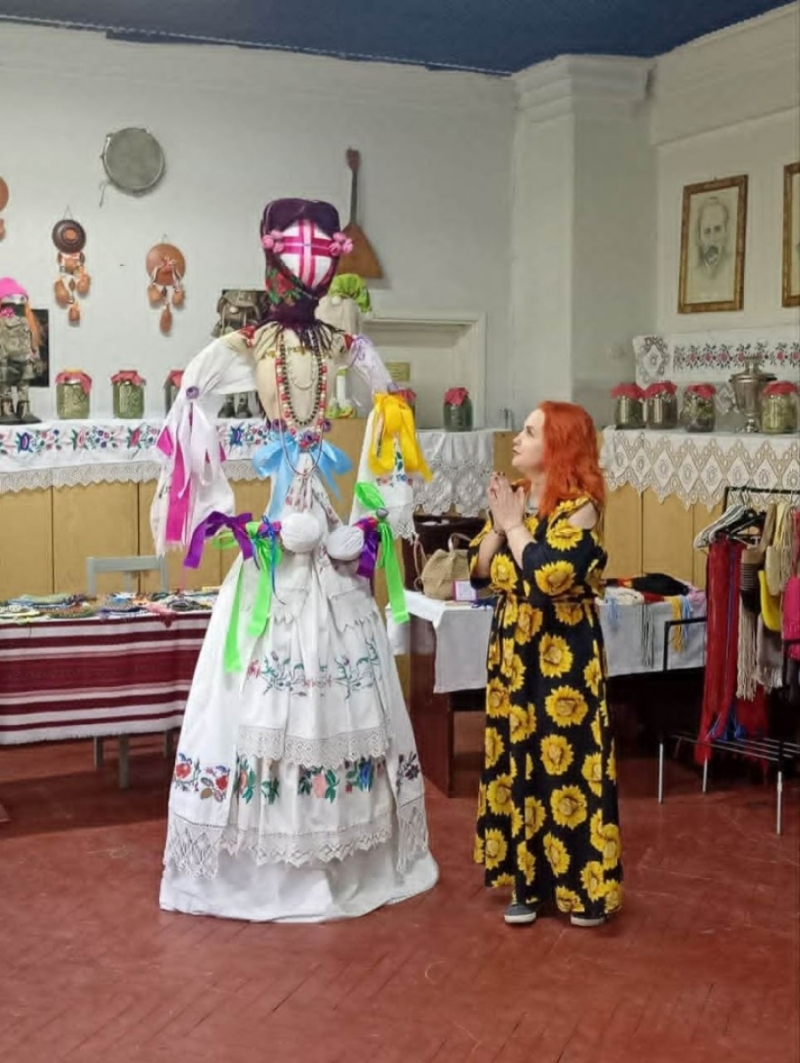 «Після війни легше не стане, а мій простір стане прихистком для зранених душ». Майстриня об’єднала народних умільців задля творчості та допомоги ЗСУ