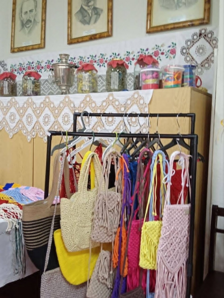 «Після війни легше не стане, а мій простір стане прихистком для зранених душ». Майстриня об’єднала народних умільців задля творчості та допомоги ЗСУ