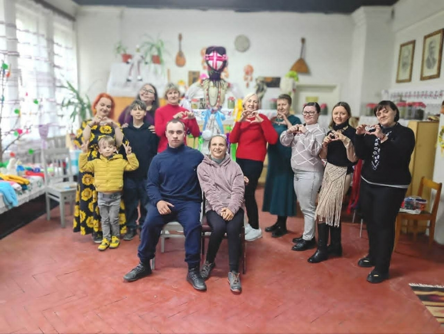 «Після війни легше не стане, а мій простір стане прихистком для зранених душ». Майстриня об’єднала народних умільців задля творчості та допомоги ЗСУ