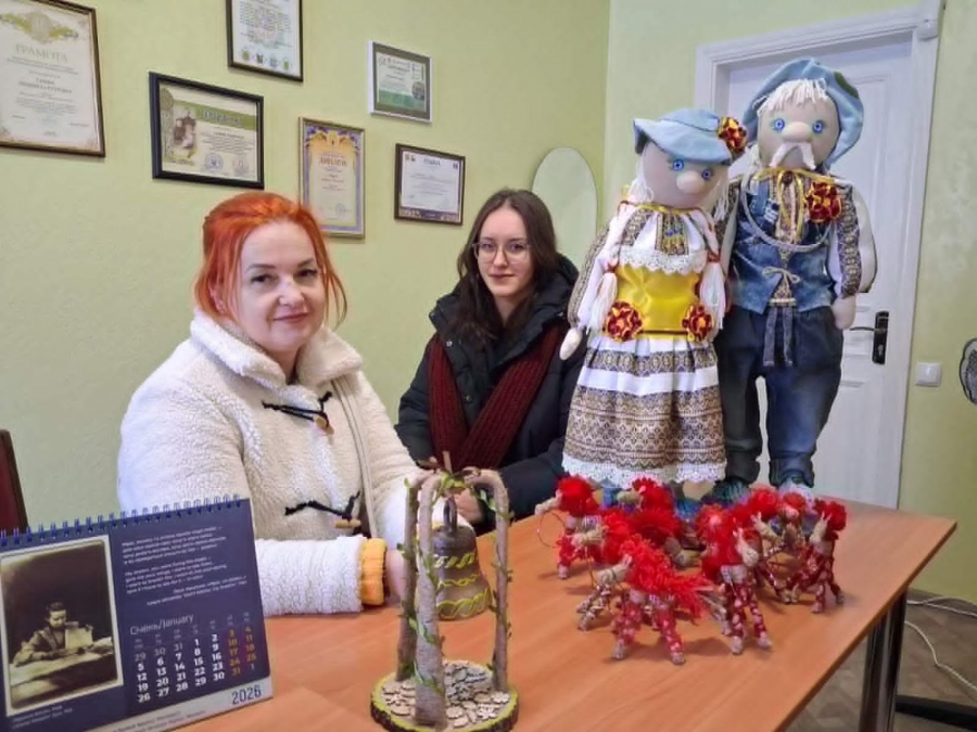 «Після війни легше не стане, а мій простір стане прихистком для зранених душ». Майстриня об’єднала народних умільців задля творчості та допомоги ЗСУ