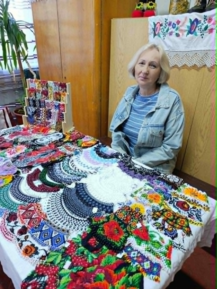 «Після війни легше не стане, а мій простір стане прихистком для зранених душ». Майстриня об’єднала народних умільців задля творчості та допомоги ЗСУ