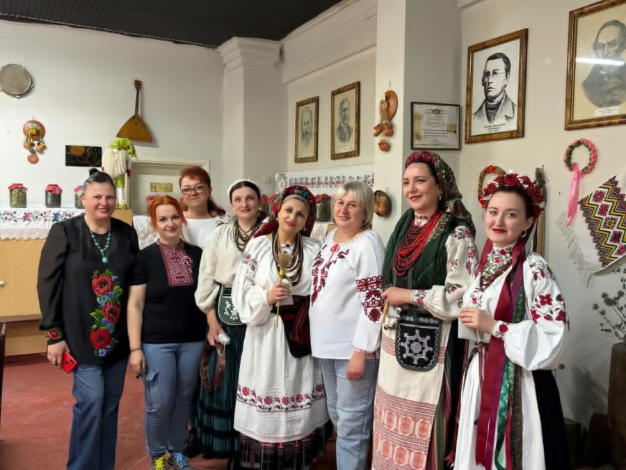 «Після війни легше не стане, а мій простір стане прихистком для зранених душ». Майстриня об’єднала народних умільців задля творчості та допомоги ЗСУ