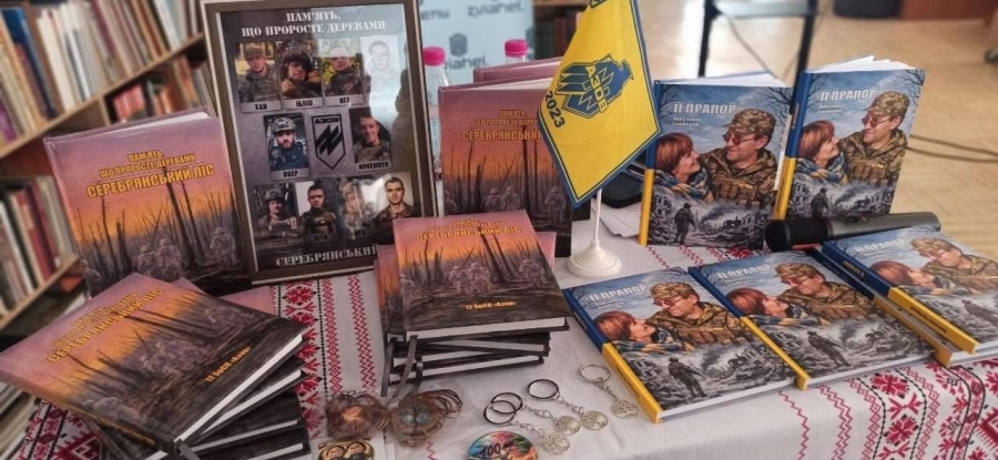 «Українці гостро усвідомили ціну рідного слова, тому має звучати наша мова». Усі кошти від продажу збірок на фестивалі «СловоДзвін» пішли на допомогу ЗСУ
