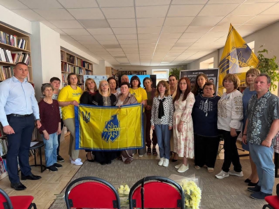 «Українці гостро усвідомили ціну рідного слова, тому має звучати наша мова». Усі кошти від продажу збірок на фестивалі «СловоДзвін» пішли на допомогу ЗСУ