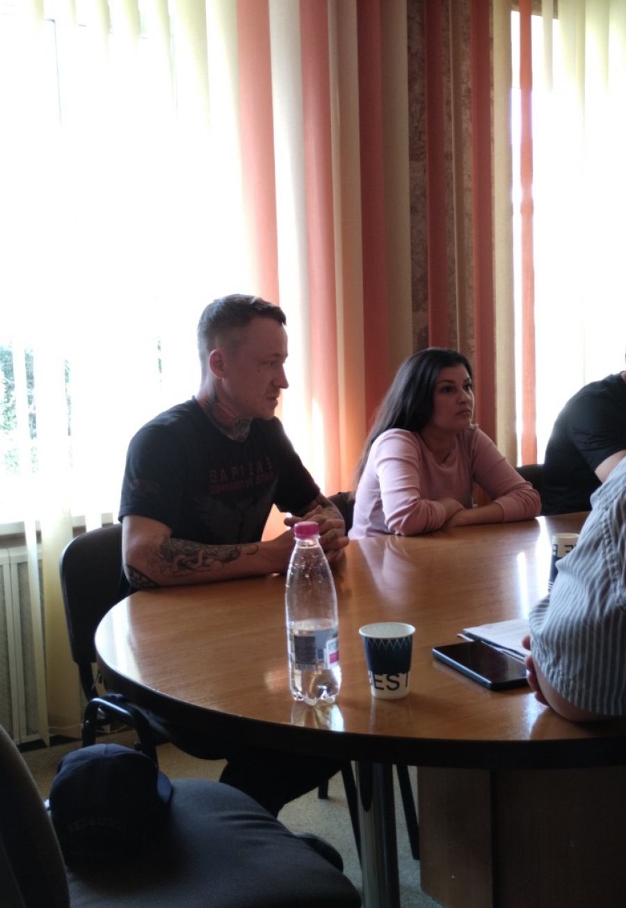 Мототрек, дорожні знаки та просвітницька робота — за круглим столом шукали компроміс між ревом байків і тишею для громади