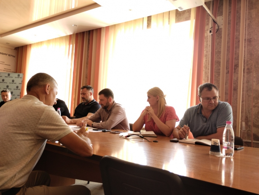 Мототрек, дорожні знаки та просвітницька робота — за круглим столом шукали компроміс між ревом байків і тишею для громади