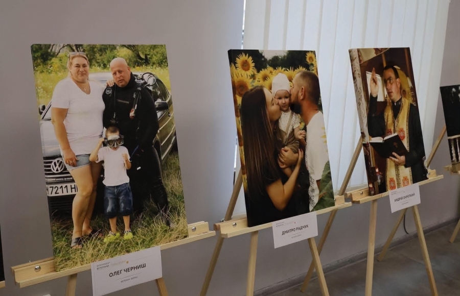 У «Звягель-центрі» діє фотовиставка «Ветерани. Точка опори»
